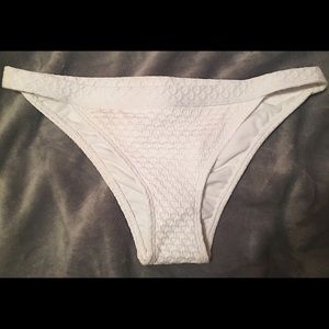 Beautiful White Never Worn Bikini Bottoms!👙
